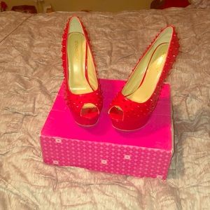 Spike bright red platform pumps